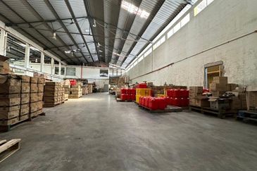 Kepong Detached Factory / Warehouse