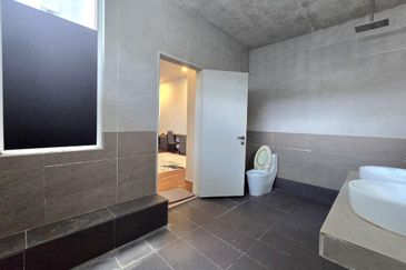 Fully Renovated 2 Storey Semi D Garden Residence Evergreen