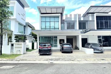 Fully Renovated 2 Storey Semi D Garden Residence Evergreen