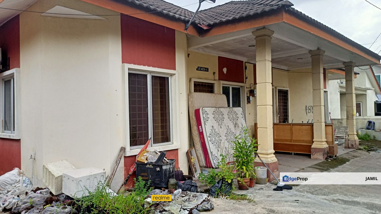 LOT BANGLO KAMPUNG TENGAH USJ DAN 4 UNIT TERES SETINGKAT UNTUK DIJUAL, Selangor, Puchong