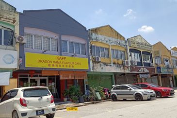 Dahlia Apartment, Putra Perdana