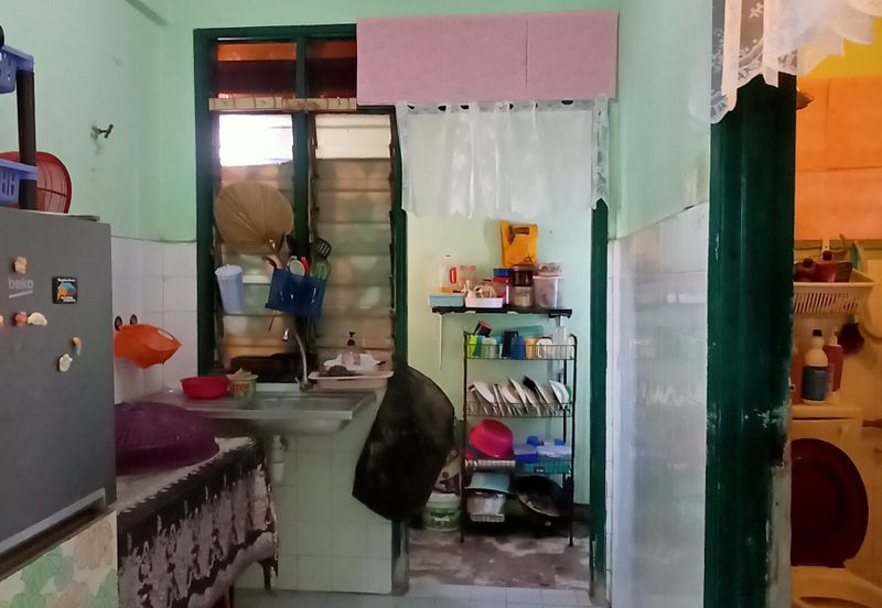 Dahlia Apartment, Putra Perdana