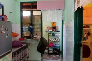 Dahlia Apartment, Putra Perdana