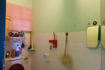 Dahlia Apartment, Putra Perdana