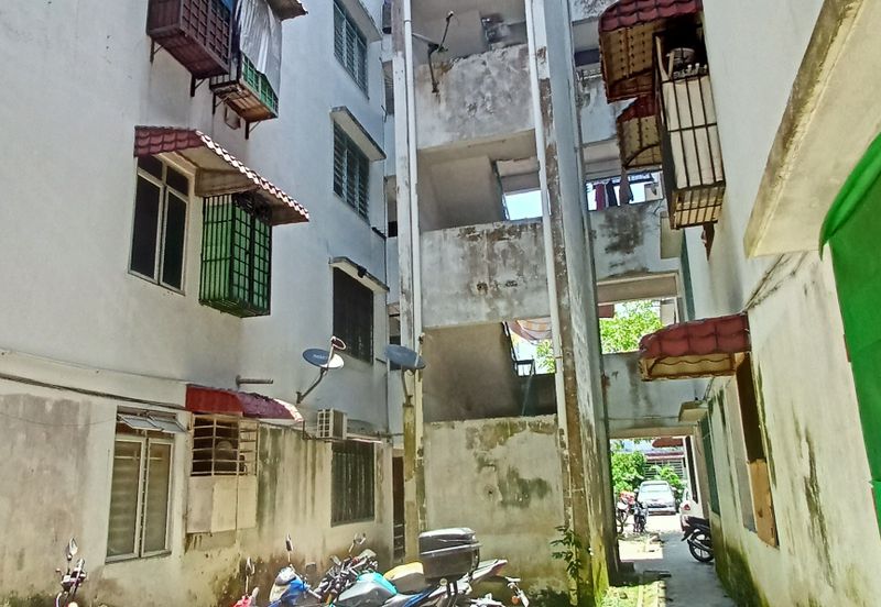 Dahlia Apartment, Putra Perdana