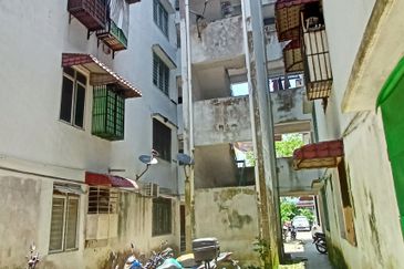 Dahlia Apartment, Putra Perdana