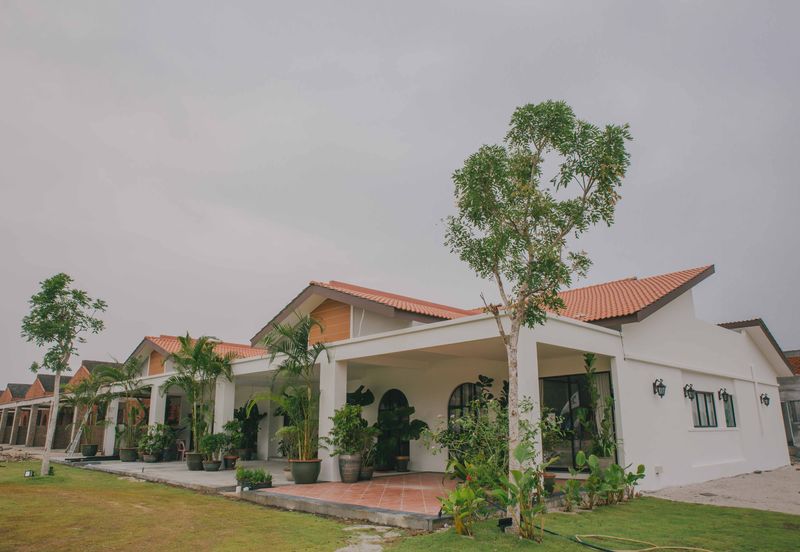 THE LAKESIDE RESIDENCE