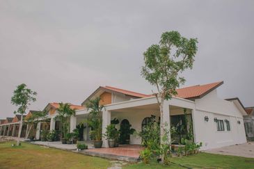 THE LAKESIDE RESIDENCE