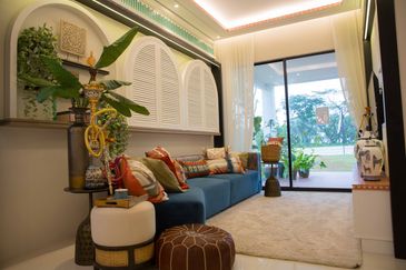 THE LAKESIDE RESIDENCE