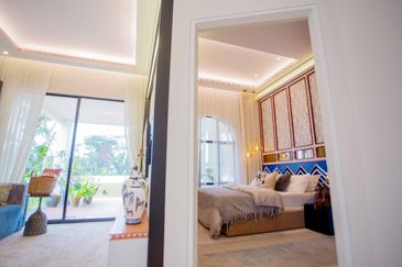 THE LAKESIDE RESIDENCE