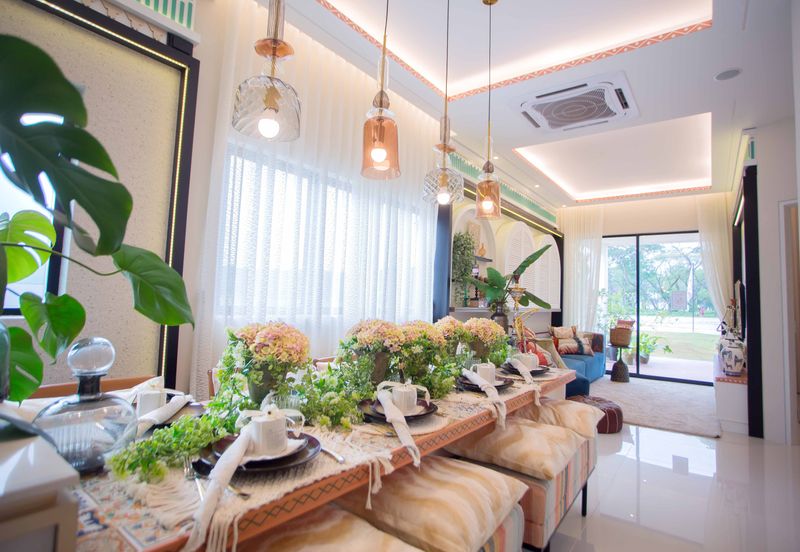 THE LAKESIDE RESIDENCE