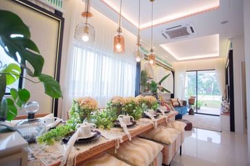 THE LAKESIDE RESIDENCE