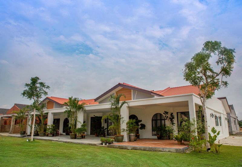 THE LAKESIDE RESIDENCE