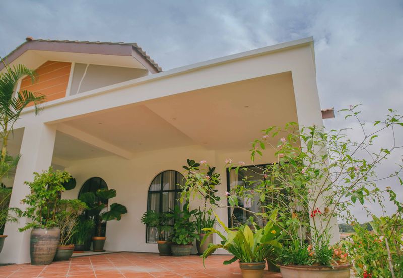 THE LAKESIDE RESIDENCE