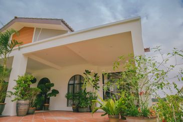 THE LAKESIDE RESIDENCE