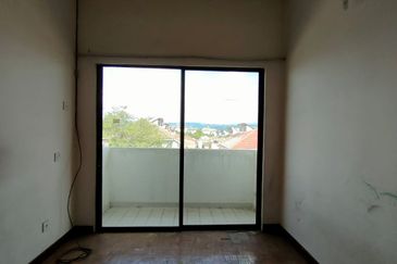 Jalan Suasana, Bandar Tun Hussein Onn