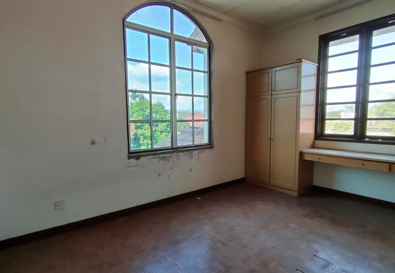 Jalan Suasana, Bandar Tun Hussein Onn