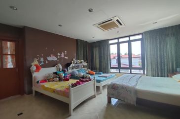 Jalan Suasana, Bandar Tun Hussein Onn