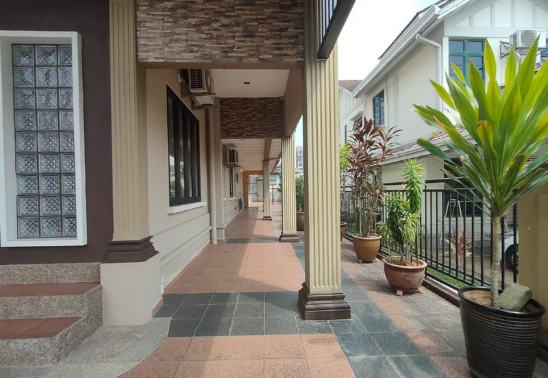 Jalan Suasana, Bandar Tun Hussein Onn