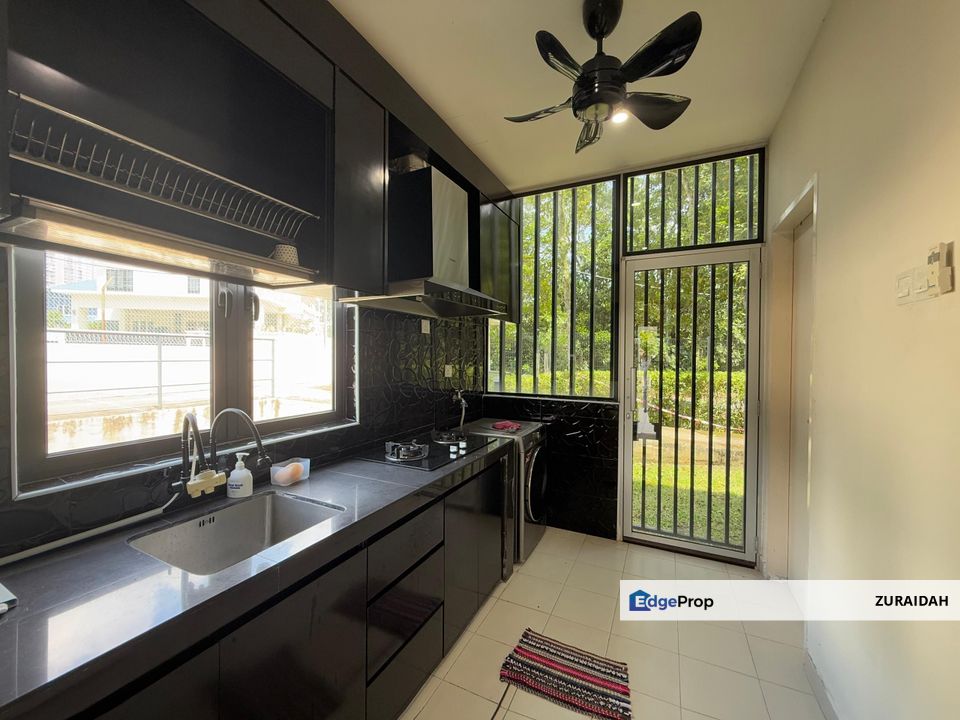 (FULLY FURNISHED) End Lot & Lower Unit! Crescent Park Townhouse, Bandar Bukit Mahkota, Selangor, Bangi