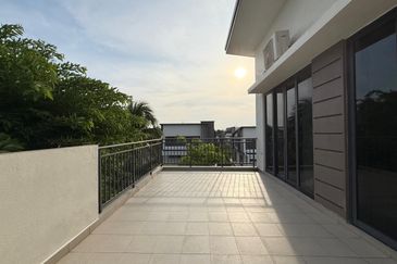 SPECIAL PRICE! NEW PHASE! Upper Unit Townvilla @ Semenyih