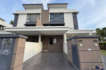 SPECIAL PRICE! NEW PHASE! Upper Unit Townvilla @ Semenyih