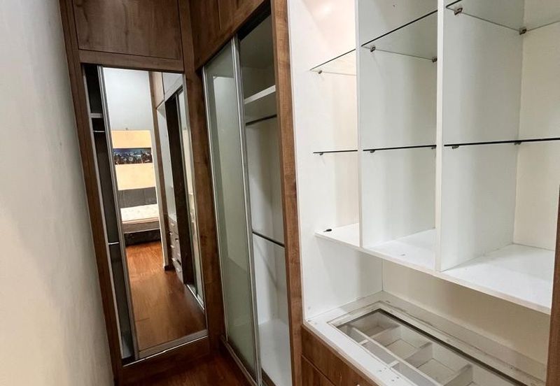 Royal Regent Sri Putramas III