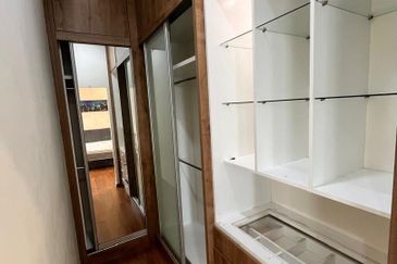 Royal Regent Sri Putramas III