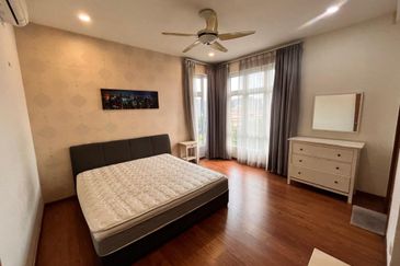 Royal Regent Sri Putramas III