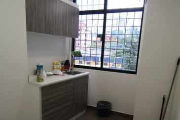 JALAN KAMPAR, OFF JALAN TUN RAZAK, KL SHOP FOR SALE