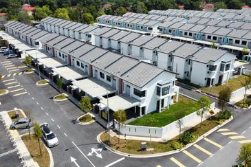 Woodbury Residency, Mahkota Hills Lenggeng Rumah Teres 2 Tingkat Corner Lot 42' x 65'  For Sale