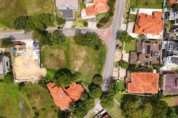 BUKIT JELUTONG, Corner Bungalow Lot 9,030 sqft For Sale