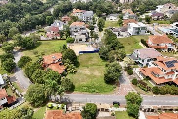 BUKIT JELUTONG, Corner Bungalow Lot 9,030 sqft For Sale