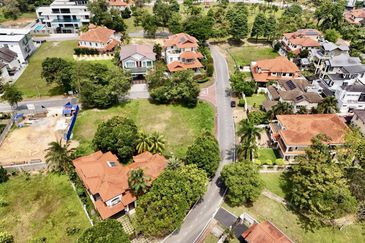 BUKIT JELUTONG, Corner Bungalow Lot 9,030 sqft For Sale