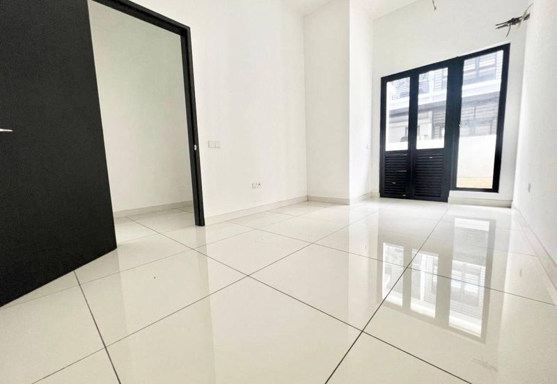 Reesia Elmina Garden