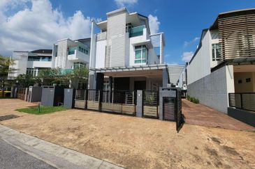 USJ HEIGHTS  SUBANG JAYA , 3 Storey Bungalow House For Sale