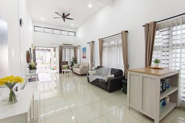 TAMAN NAKHODA TELOK PANGLIMA GARANG, 1 Storey Semi Detached House For Sale