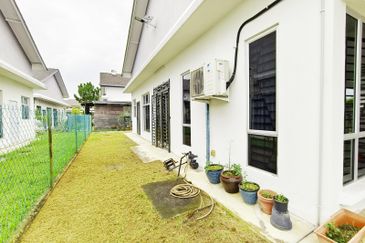 TAMAN NAKHODA TELOK PANGLIMA GARANG, 1 Storey Semi Detached House For Sale