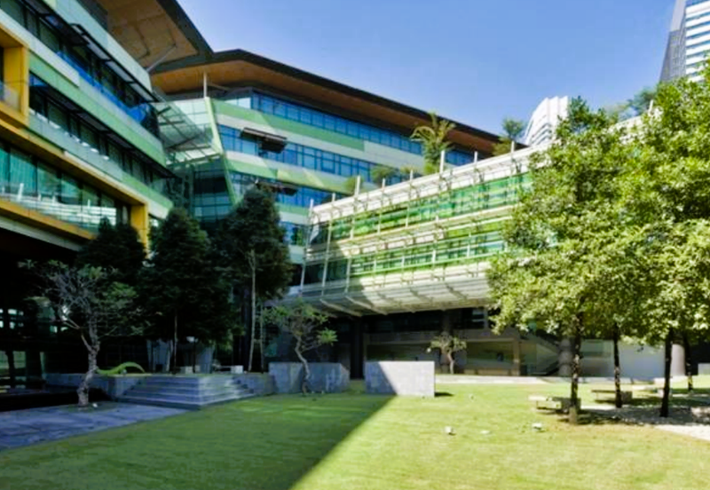 Platinum Sentral, Short walk to train station