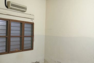 Freehold Single Storey Terrace House 