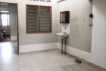 Freehold Single Storey Terrace House 