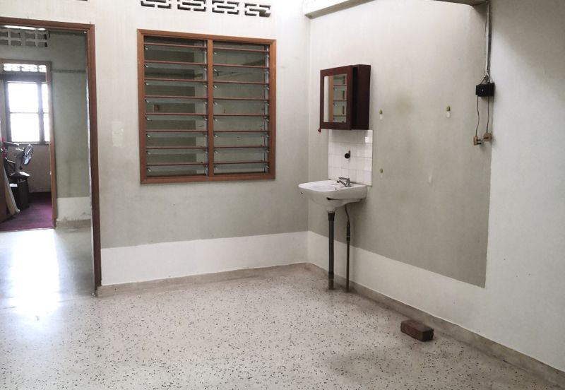 Freehold Single Storey Terrace House 