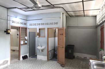 Freehold Single Storey Terrace House 