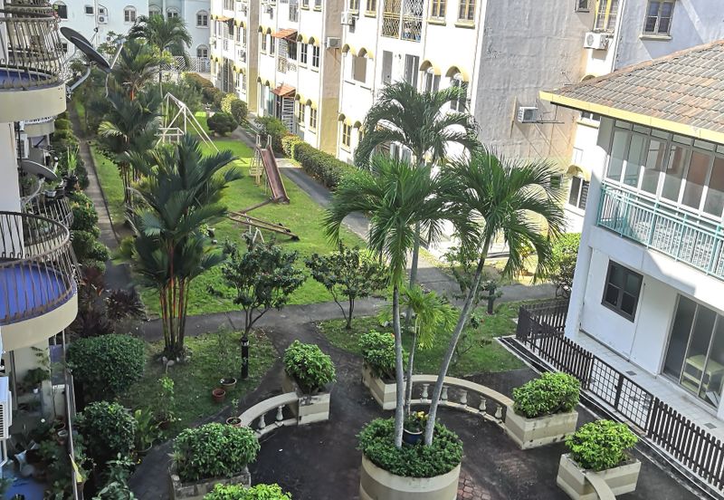 Golden Shower Apartment