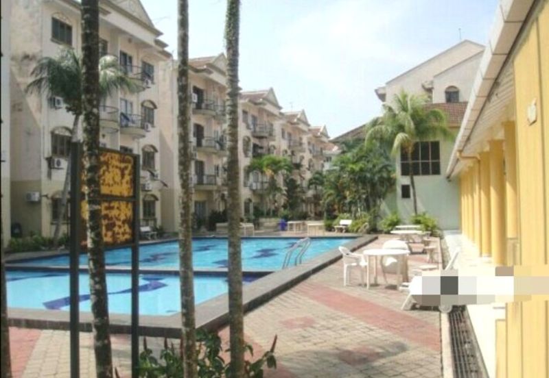 Golden Shower Apartment