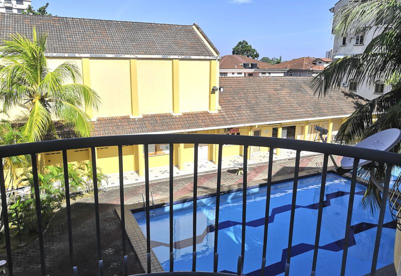 Golden Shower Apartment