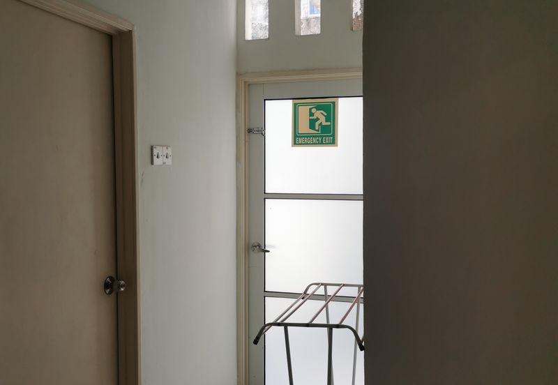 Kg Lapan Bachang Master Bedroom To Let