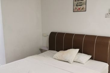 Kg Lapan Bachang Master Bedroom To Let