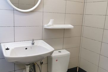 Kg Lapan Bachang Master Bedroom To Let