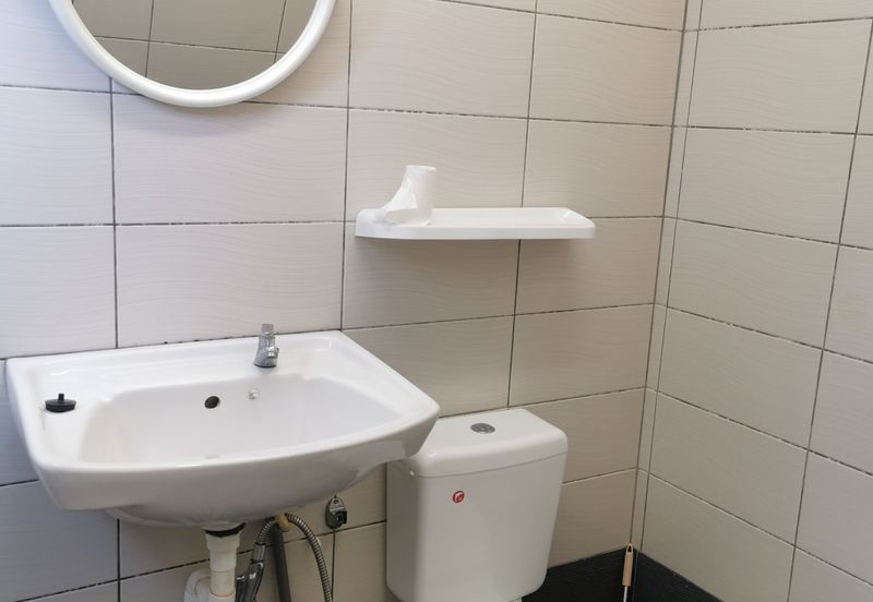 Kg Lapan Bachang Master Bedroom To Let